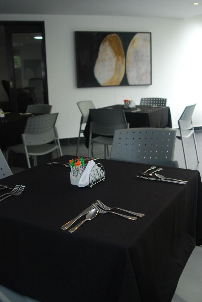 Cyan Suites Poblado By Mde Bnb Medellín Extérieur photo